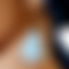 Boucle d'oreille pompon en tissue souple bleu et blanc, embout et crochet en métal bronze