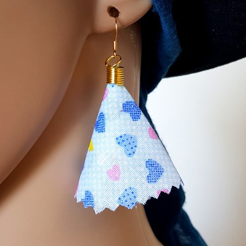 Boucle d'oreille pompon en tissue cœur bleu, rose, blanc, crochet en métal acier inoxydable doré