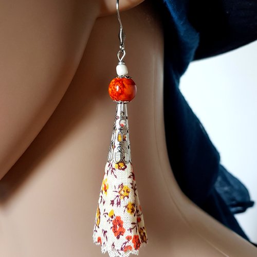 Boucle d'oreille pompon en tissue fleurs, orange foncé, écru, jaune, perles en verre, crochet en métal acier inoxydable argenté