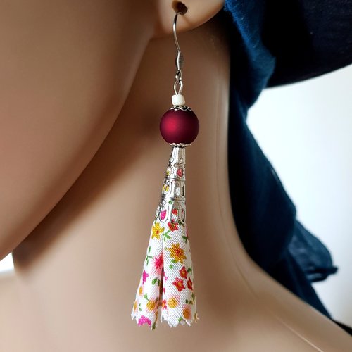 Boucle d'oreille pompon en tissue fleurs, écru, rose, vert, perles en acrylique bordeaux, crochet en métal acier inoxydable argenté