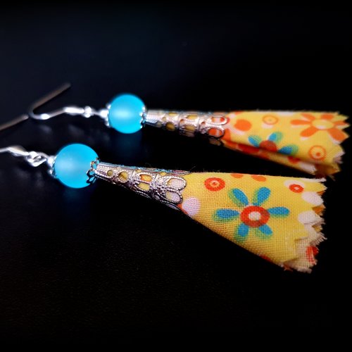 Boucle d'oreille pompon en tissue fleurs, orange, bleu, jaune, perles en verre, crochet en métal acier inoxydable argenté
