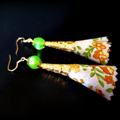 Boucle d'oreille pompon en tissue fleurs, blanc, jaune, vert, perles en acrylique, crochet en métal acier inoxydable doré