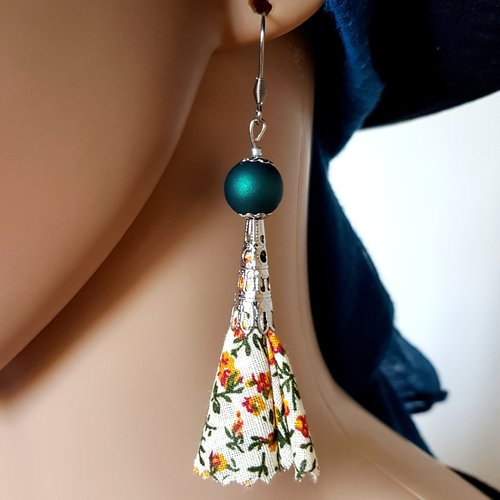 Boucle d'oreille pompon en tissue fleurs, écru, jaune, vert, perles en acrylique, crochet en métal acier inoxydable argenté