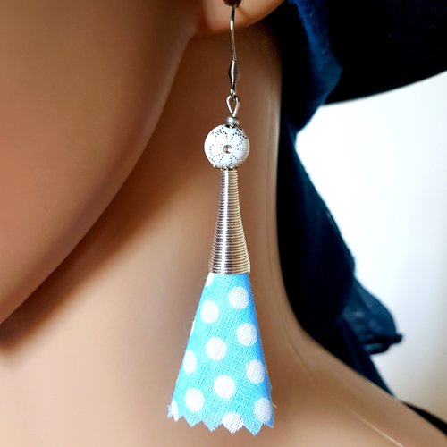 Boucle d'oreille pompon en tissue, blanc, bleu clair, perles en acrylique, crochet en métal acier inoxydable argenté