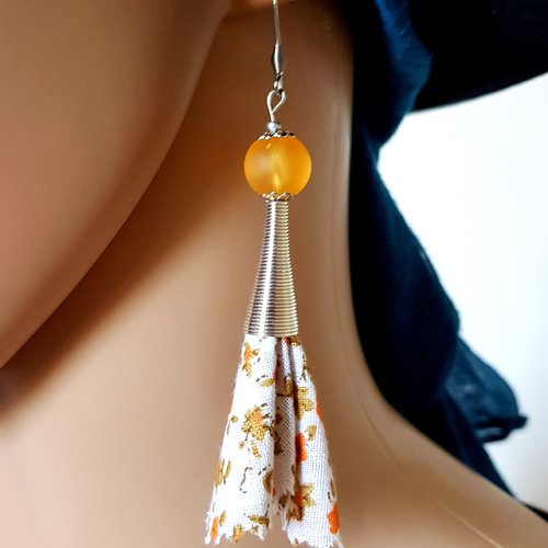 Boucle d'oreille pompon en tissue fleurs, orange, blanc, perles en verre, crochet en métal acier inoxydable argenté