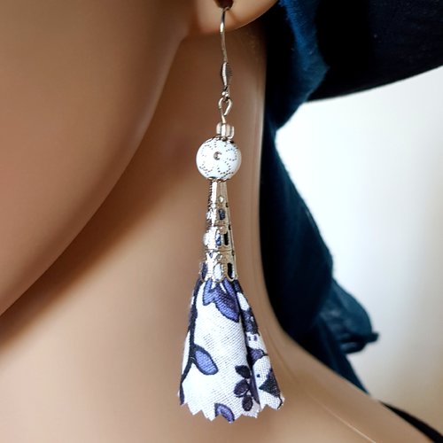 Boucle d'oreille pompon en tissue, blanc, violet clair, perles en acrylique, crochet en métal acier inoxydable argenté