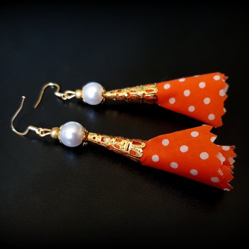 Boucle d'oreille pompon en tissue, blanc, orange vif, perles en acrylique, crochet en métal acier inoxydable doré