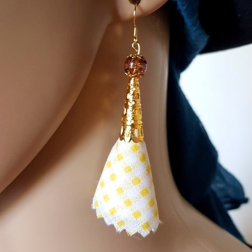 Boucle d'oreille pompon en tissue, jaune, blanc, perles en verre, crochet en métal acier inoxydable doré