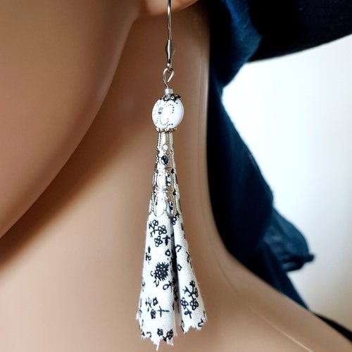 Boucle d'oreille pompon en tissue fleurs, noir, blanc, perles en acrylique, crochet en métal acier inoxydable argenté