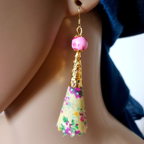 Boucle d'oreille pompon en tissue fleurs jaune, rose, vert, blanc, perles en pâte fimo, crochet en métal acier inoxydable doré