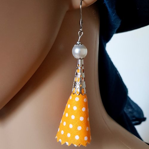 Boucle d'oreille pompon en tissue, orange, blanc, perles en acrylique, crochet en métal acier inoxydable argenté