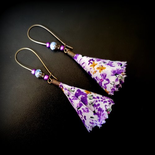 Boucle d'oreille pompon en tissue fleurs, violet, blanc, perles en verre, crochet en métal bronze