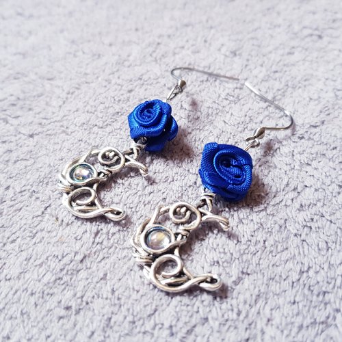 Boucle d'oreille lune ajouré, fleur en ruban satin bleu, crochet en métal acier inoxydable argenté