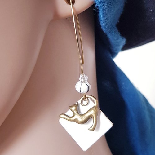 Boucle d'oreille chat, carré émaillé blanc, perles en bois, crochet en métal bronze