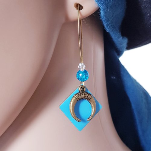 Boucle d'oreille carré émaillé bleu, perles en verre, crochet en métal bronze