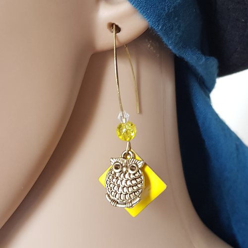 Boucle d'oreille chouette, carré émaillé jaune, perles en verre, crochet en métal bronze