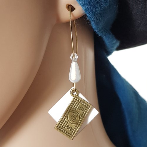 Boucle d'oreille billet, carré émaillé blanc, perles en acrylique et verre, crochet en métal bronze