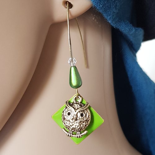 Boucle d'oreille hibou, chouette, carré émaillé vert olive, perles en verre et acrylique, crochet en métal bronze