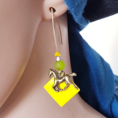 Boucle d'oreille cheval, carré émaillé jaune, perles en verre, crochet en métal bronze