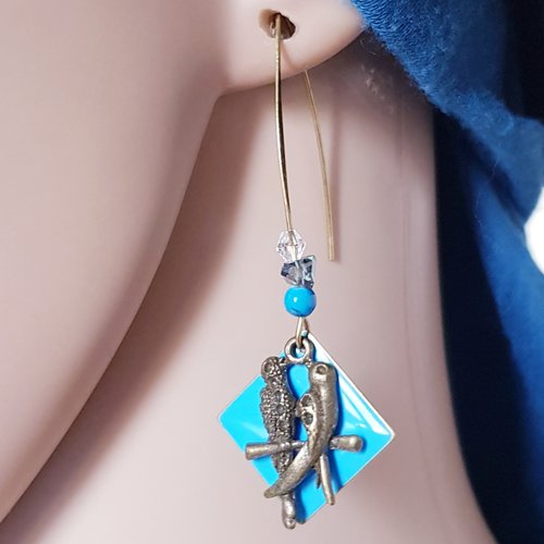Boucle d'oreille oiseaux, carré émaillé bleu, perles en verre, crochet en métal bronze