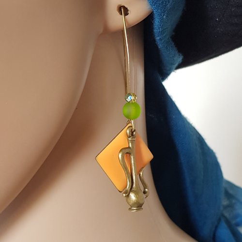 Boucle d'oreille carré émaillé orange, perles en verre verte, crochet en métal bronze