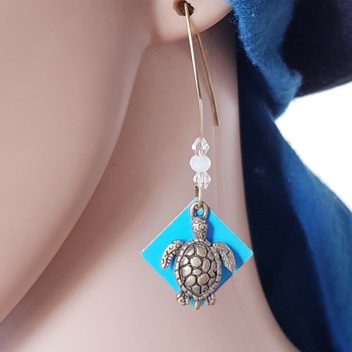 Boucle d'oreille tortue, carré émaillé bleu, perles en verre, crochet en métal bronze