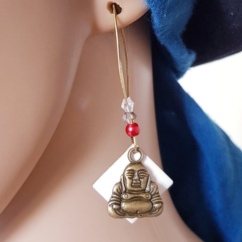 Boucle d'oreille bouddha, carré émaillé blanc, perles en verre, crochet en métal bronze