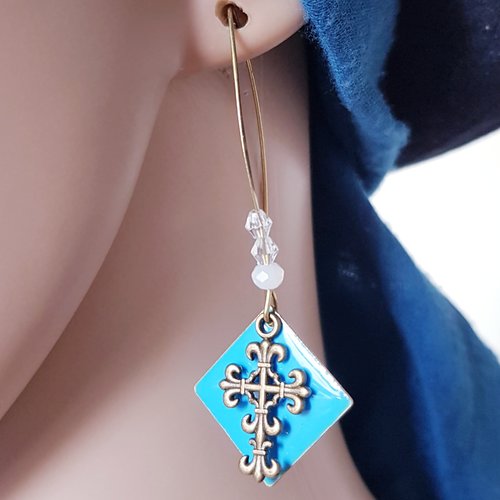 Boucle d'oreille croix, carré émaillé bleu, perles en verre, crochet en métal bronze