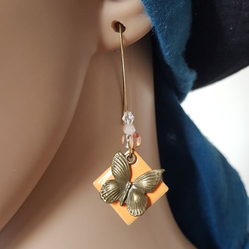 Boucle d'oreille papillon, carré émaillé orange, perles en verre, crochet en métal bronze
