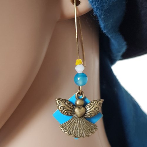 Boucle d'oreille ange, carré émaillé bleu, perles en verre, crochet en métal bronze