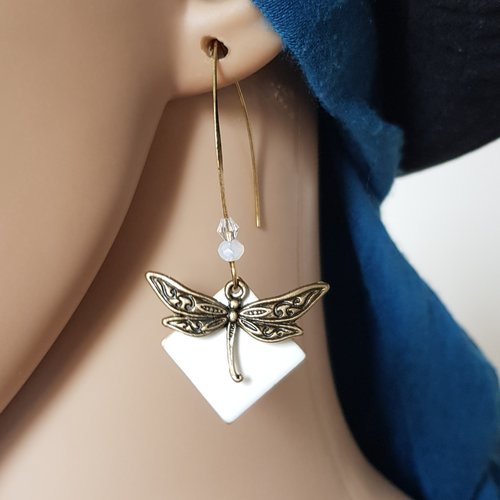 Boucle d'oreille libellule, carré émaillé blanc, perles en verre, crochet en métal bronze