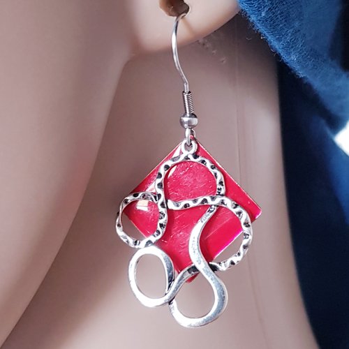 Boucle d'oreille carré  rouge émaillé, crochet en métal acier inoxydable argenté