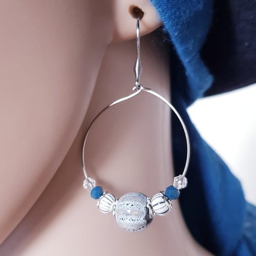 Boucle d'oreille créole, perles en céramique gris, et bois, noir, blanc, bleu foncé, crochet en métal acier inoxydable argenté
