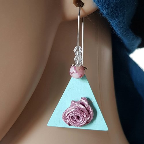 Boucle d'oreille triangle en bois vert d'eau, fleur en ruban satin vieux rose, crochet en métal acier inoxydable argenté