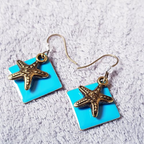 Boucle d'oreille étoile de mer, carré émaillé bleu, perles en verre transparente, crochet en métal bronze