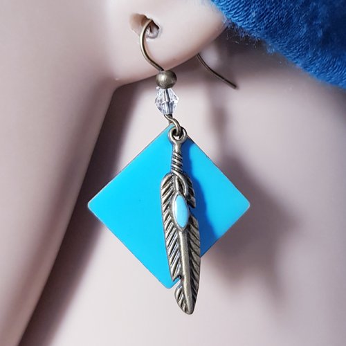 Boucle d'oreille plume, carré émaillé bleu, perles en verre transparente, crochet en métal bronze