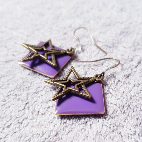Boucle d'oreille étoile, carré émaillé violet, perles en verre transparente, crochet en métal bronze