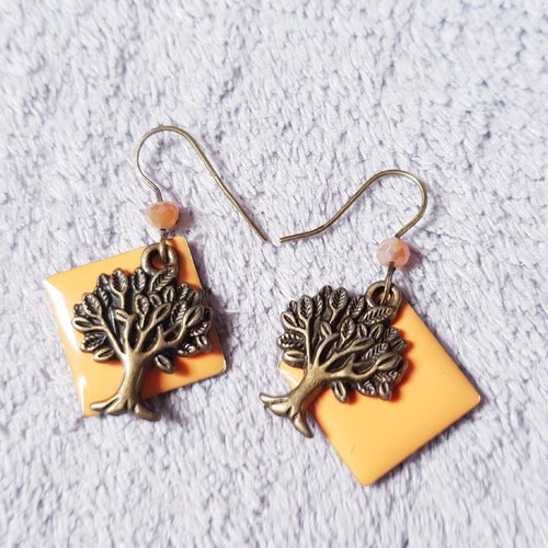 Boucle d'oreille arbre, carré émaillé orange, perles en verre, crochet en métal bronze