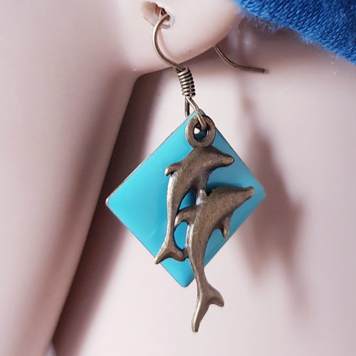 Boucle d'oreille dauphin mer, carré émaillé bleu, crochet en métal bronze