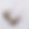 Boucle d'oreille chien, carré émaillé blanc, perles en verre et bois, crochet en métal bronze