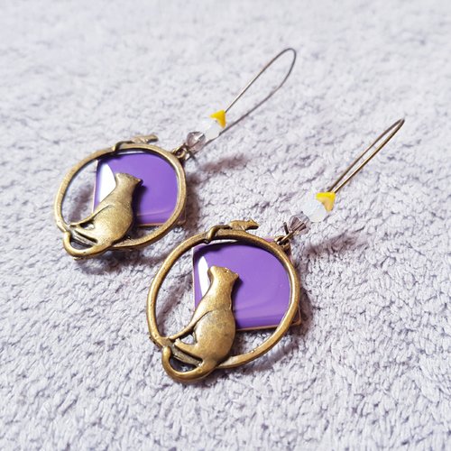 Boucle d'oreille chat, souris, carré émaillé violet, perles en verre banche, jaune, crochet en métal bronze