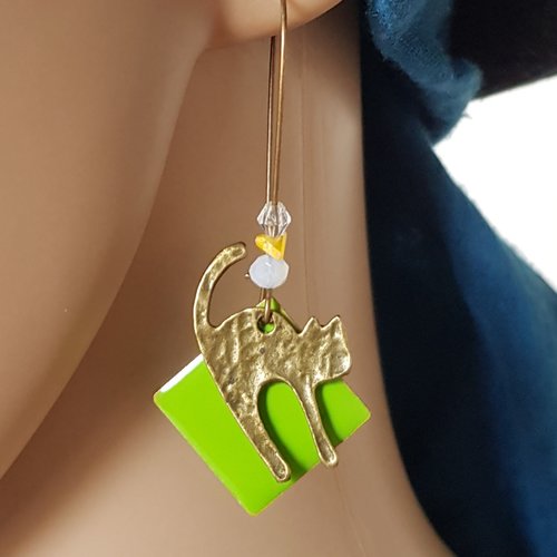 Boucle d'oreille chat, carré émaillé vert, perles en verre jaune, blanche, crochet en métal bronze