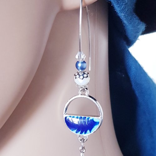 Boucle d'oreille rond émaillé bleu, perles verre, crochet en métal acier inoxydable argenté