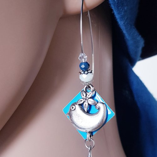 Boucle d'oreille oiseaux, carré émaillé bleu, perles verre blanche, crochet en métal acier inoxydable argenté