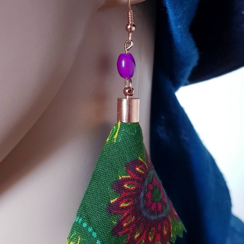 Boucle d'oreille pompon en tissue vert, jaune, bordeaux, perles en verre violette, crochet en métal doré rose