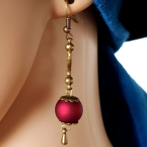 Boucle d'oreille connecteur vagues, perles en acrylique rouge foncé, crochet en métal bronze