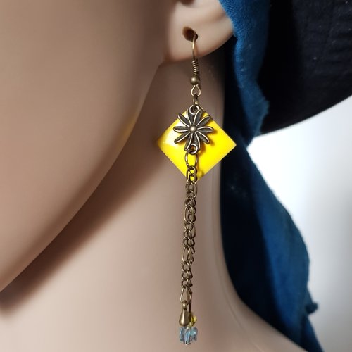Boucle d'oreille fleurs, émail jaune, perles en verre bleuté, crochet en métal bronze