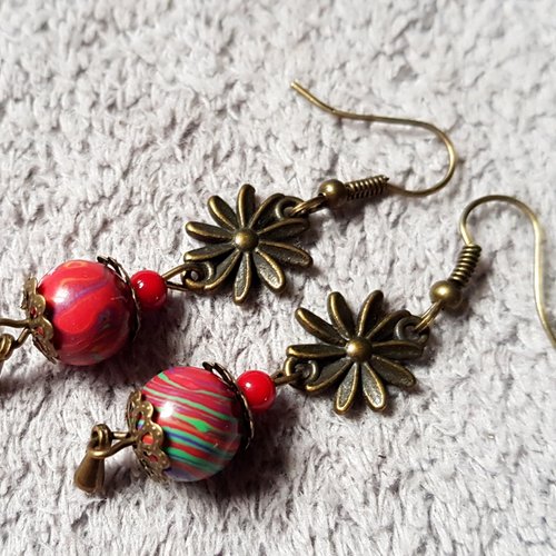 Boucle d'oreille fleurs, perles en acrylique rouge, bordeaux, multicolore, crochet en métal bronze