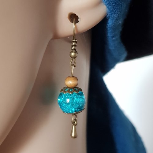 Boucle d'oreille perles en en verre bleu, et bois, crochet en métal bronze
