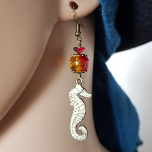 Boucle d'oreille  hippocampe émaillé blanc cassé, perles en verre rouge, orange, crochet en métal bronze